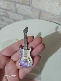 Стара малка метална китара