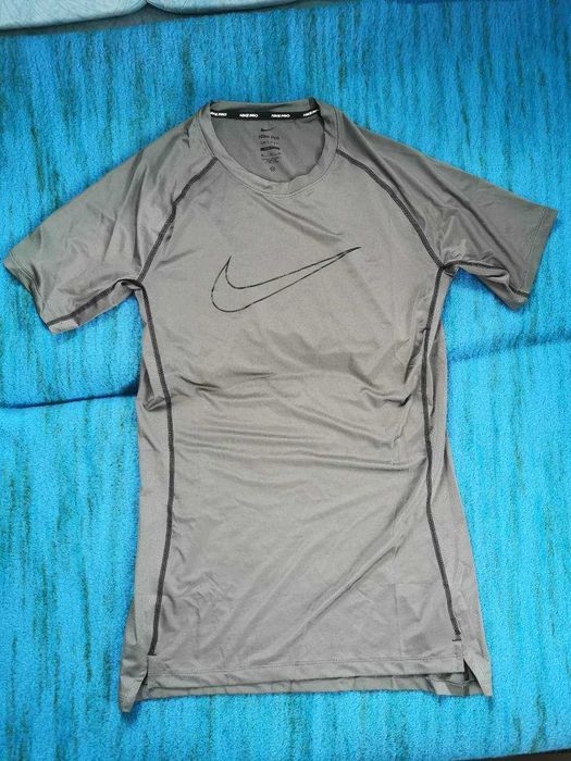 Hanorac Jack Wolfskin Nanuk L si tricou Nike Pro XL