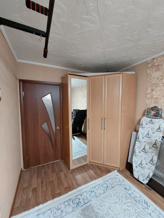 Продам  угловой плательный шкаф.