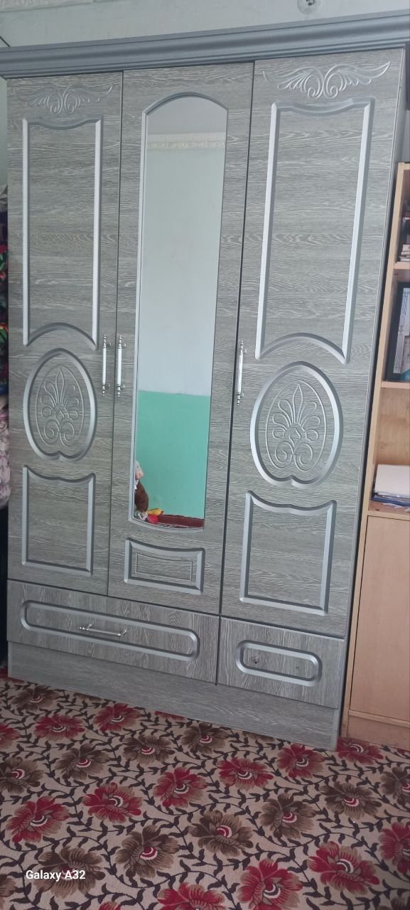 Shkaf sotiladi holati yaxshi, ruchka qo‘yish kerak