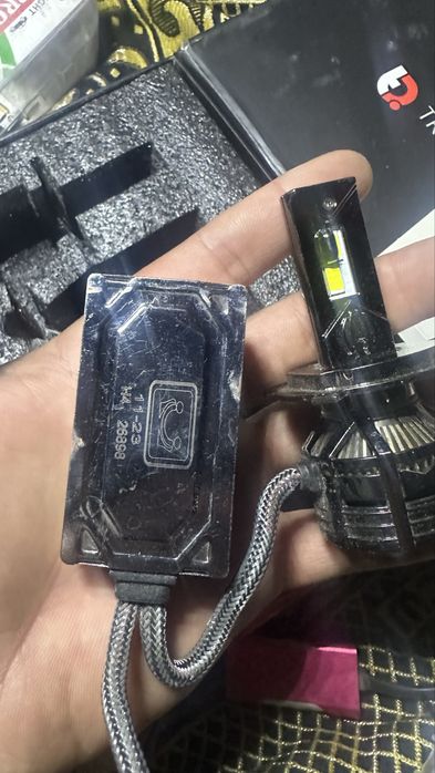 Лэд лампочка сатылады быреу ақ біреу фиалетвый екі түрі бар