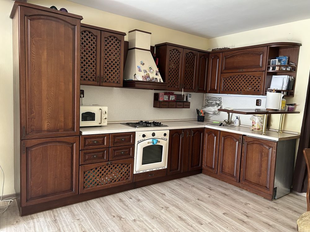 Кухня с работещи електроуреди 180/300 + маса и столове