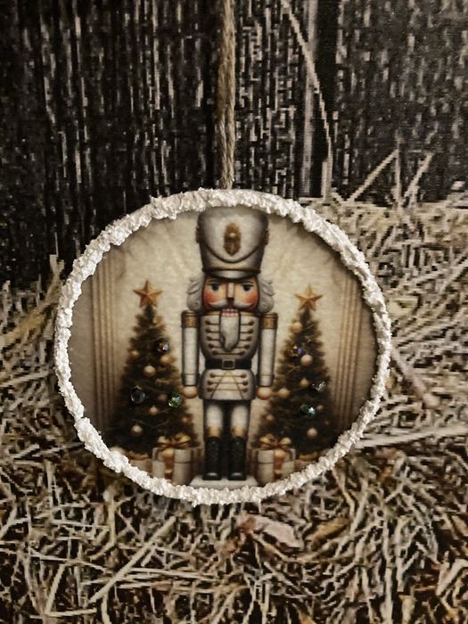 “Altfel” de glob, pe lemn de 10 cm diametru, handmade