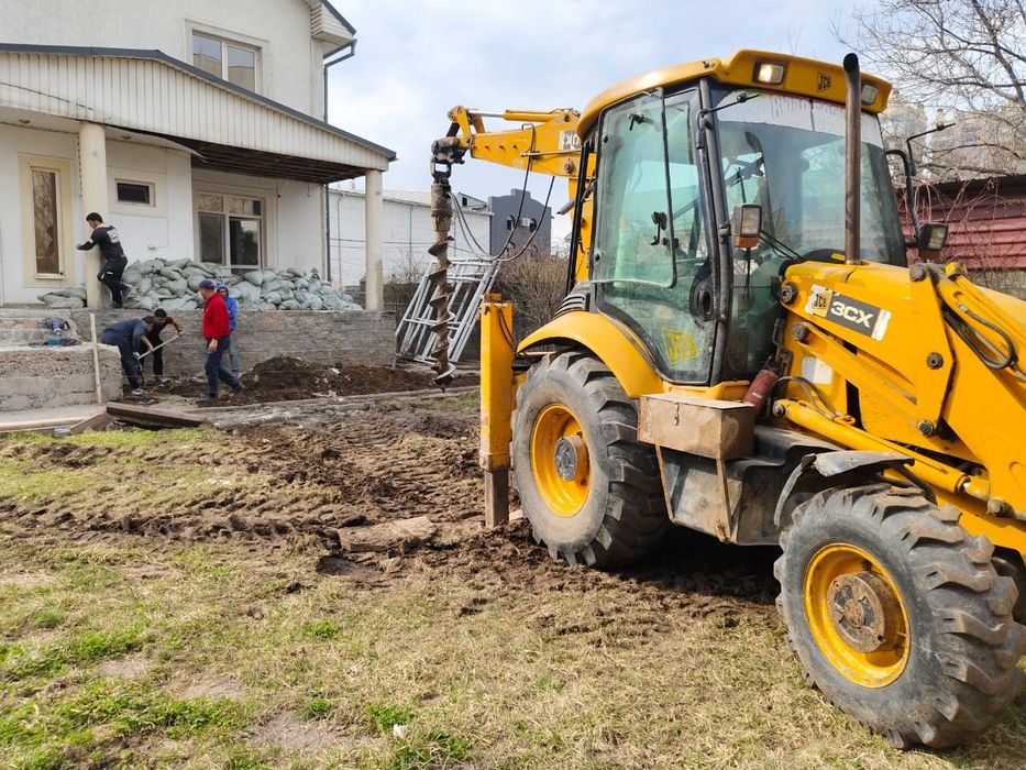 Ямо бур . Буровые работы. Экскаватор погрузчик,