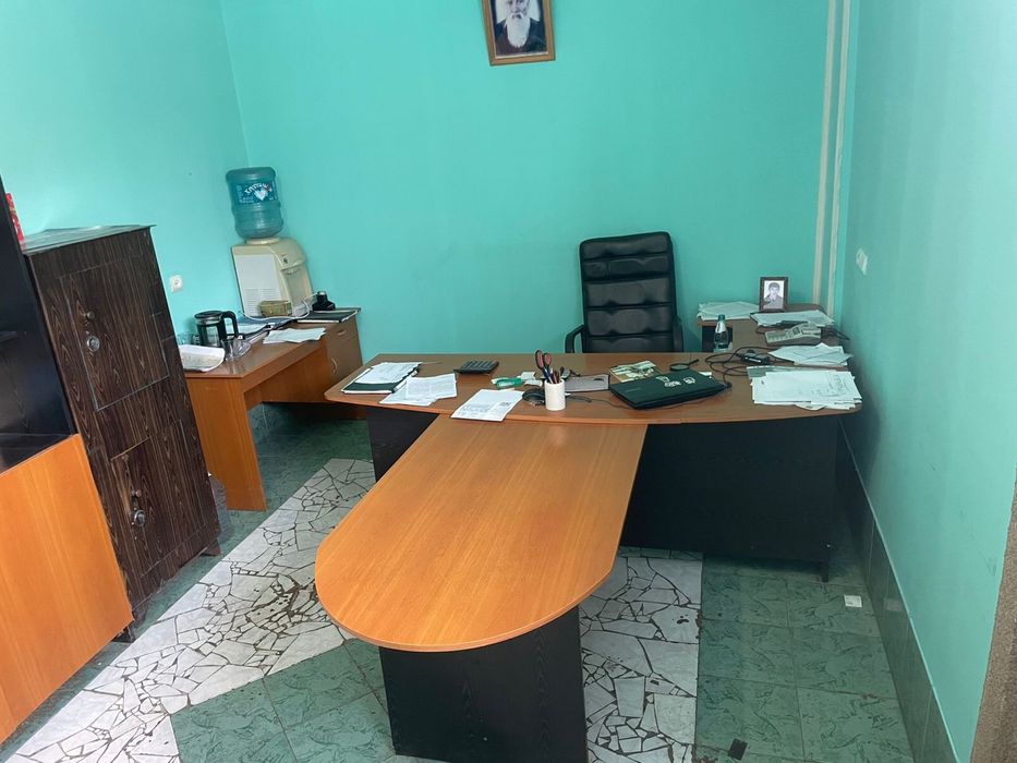 Продаются офисные столы и шкаф