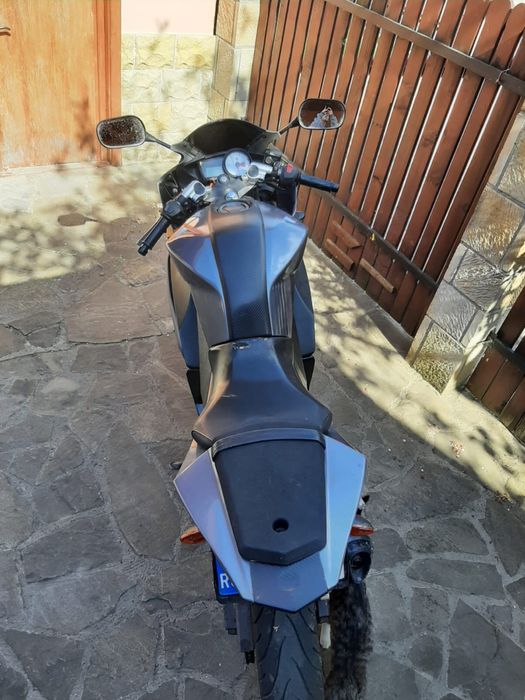 Yamaha YZF r125.
