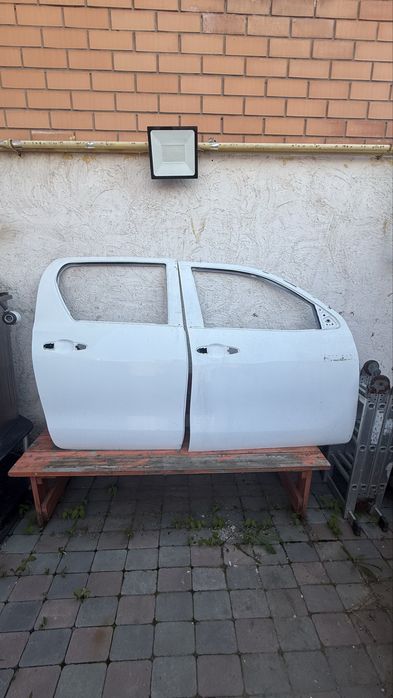 Продам двери Хайлюкс 2017 б/у в хорошем состоянии