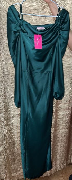 Изумрудно-зелёное платье