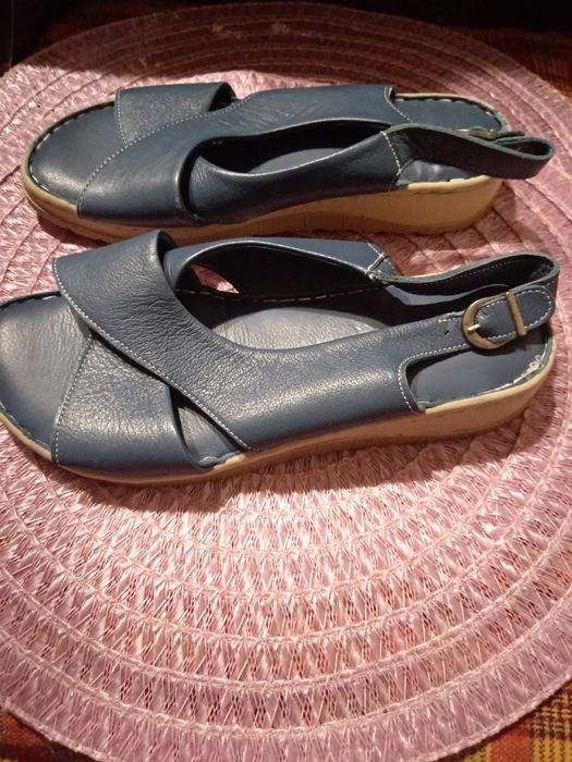 Нови сини летни сандали номер 38. Цена 20лв.