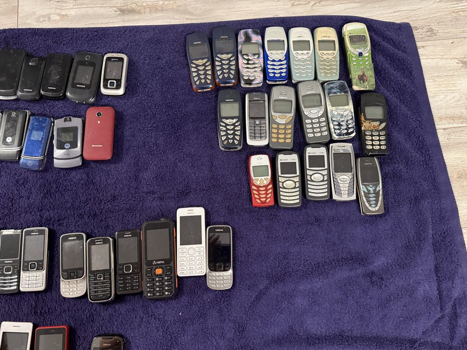 Lot Telefoane Vechi Probabil De Colectie