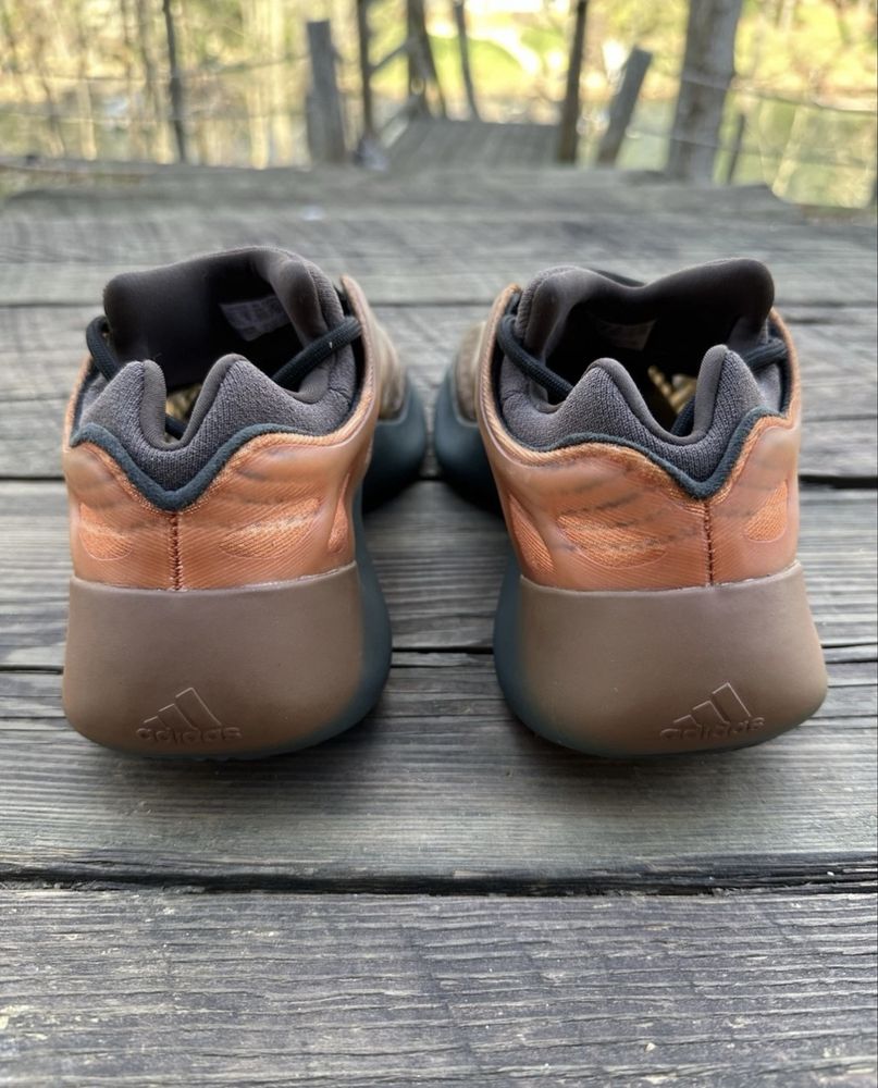 Yeezy 700 v3 - 43 1/3