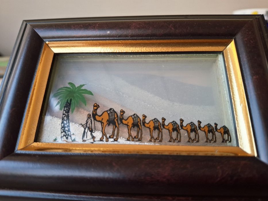 Сувенир из ОАЭ - цветной песок в рамке