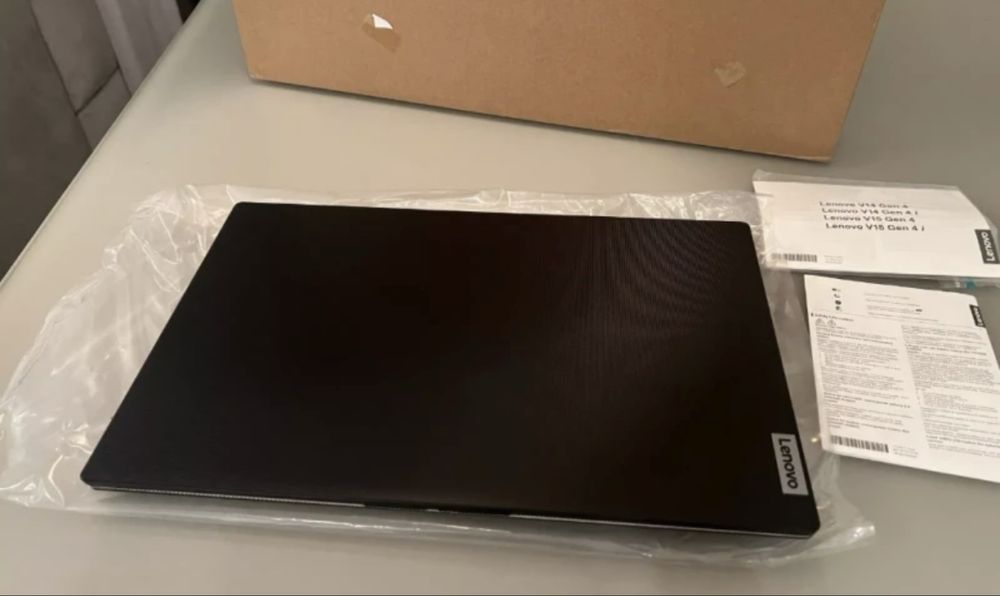 Лаптоп Lenovo V15 G4 AMD Ryzen 3, 16 GB RAM, 512 GB SSD Windows 11