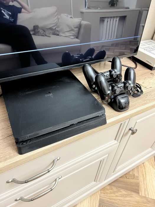 Приставка Плэйстэйшн PS4