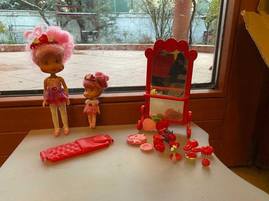 mama si fetita Capsunica, pat, oglinda si accesorii