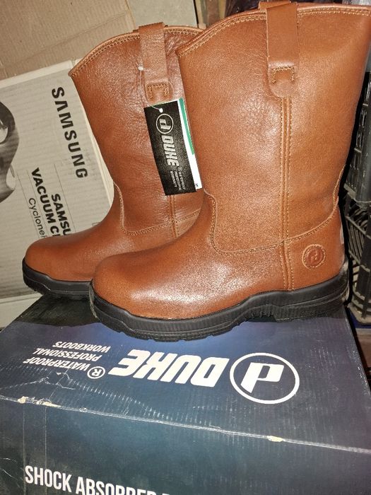 Продаются кожаные сапоги