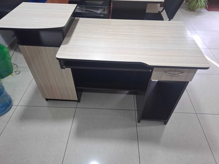 Стол компьютерный в идеальном состоянии.