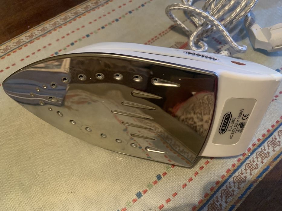 Нова парна ютия Crown