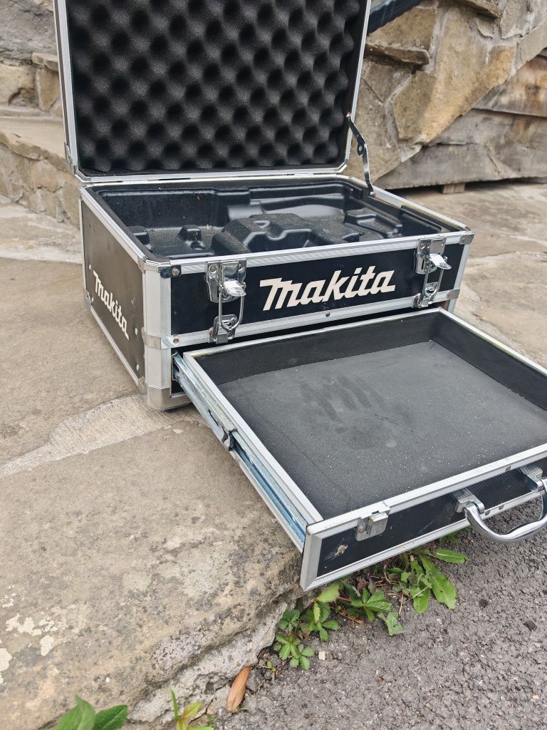 Продавам оригинален куфар макита