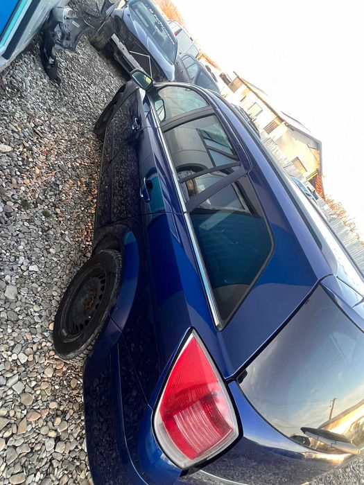 Usa, bara fata, capota Opel Astra H break 1.8 benzina