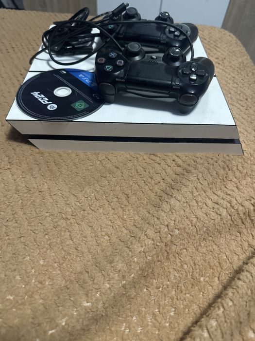 Se vinde urgent ps 4 500 gb