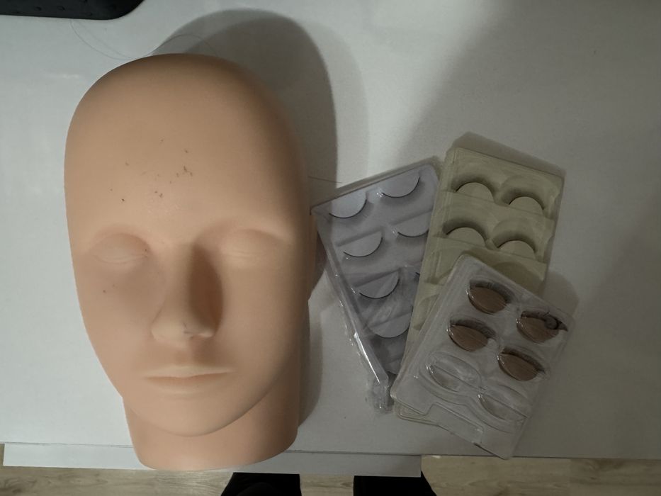 Продавам манекен с мигли