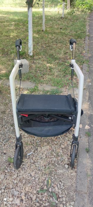 Vând cadru pliabil ,rolator