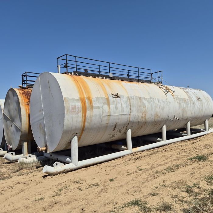 Продам емкости б/у  на лыжах обьемом 75 куб.метров в количнстве 12 шту