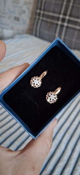 Срочно продам золотые серьги
