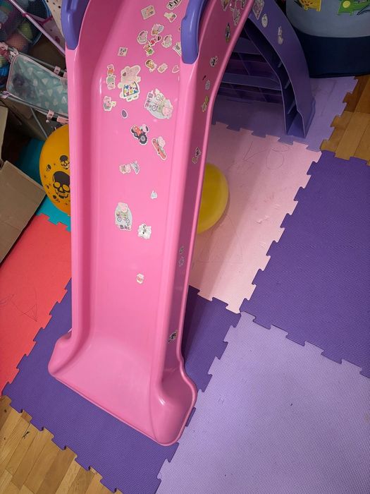 Tobogan roz pentru copii – ideal pentru joacă în interior