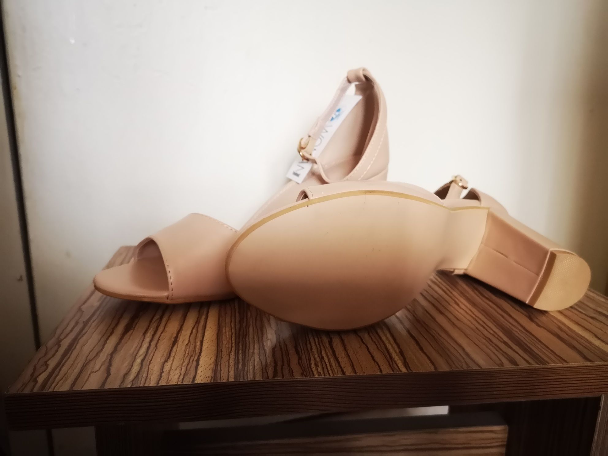 Нови бежови дамски сандали на ток 38 размер естествена кожа стелка