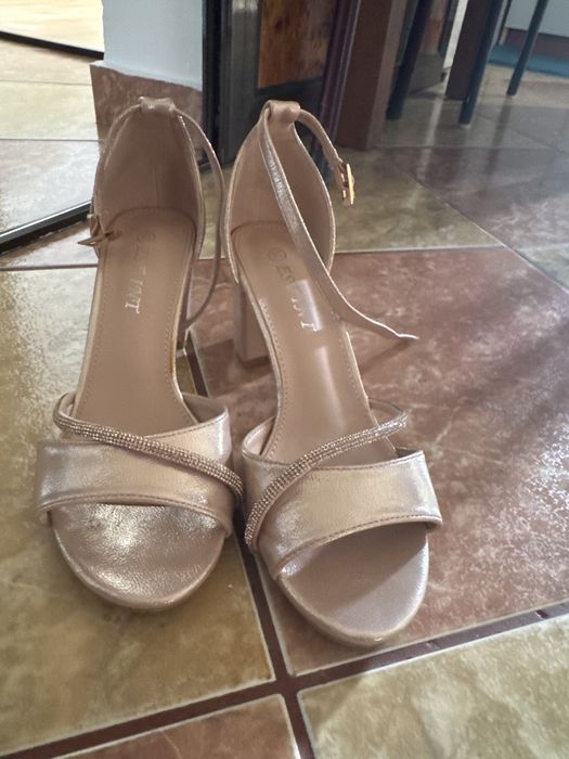 Sandale ocazie roz pudra