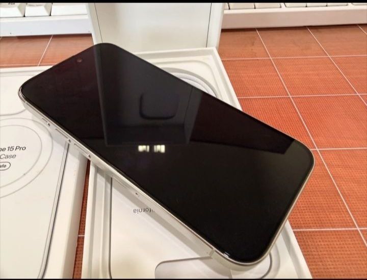 Iphone 15 pro white
