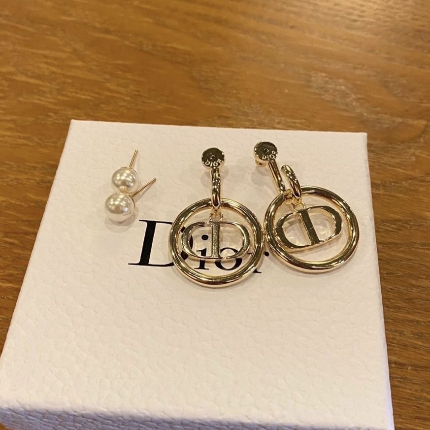 Dior марката обеци
