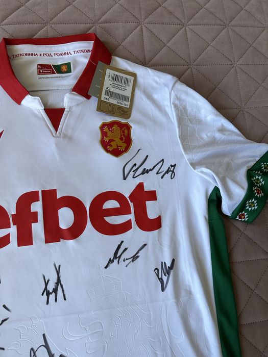 Тениска с автографи българия национали уникат сезон 2025/2027