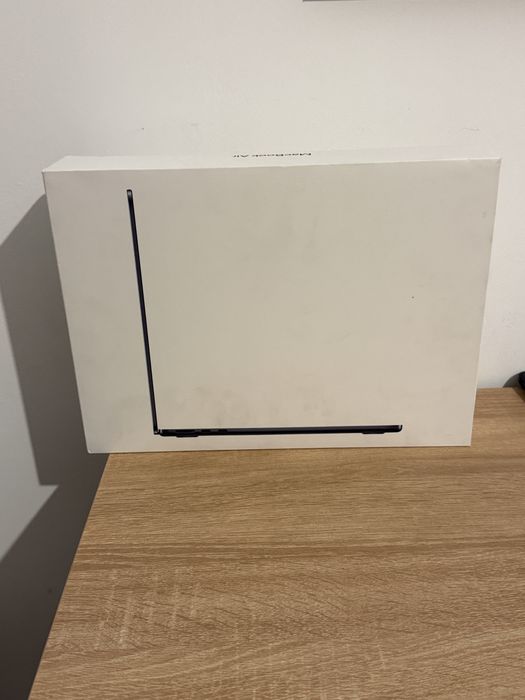 Vand macbook air M4 512 gb si 24 gb ram sigilat , Garantie