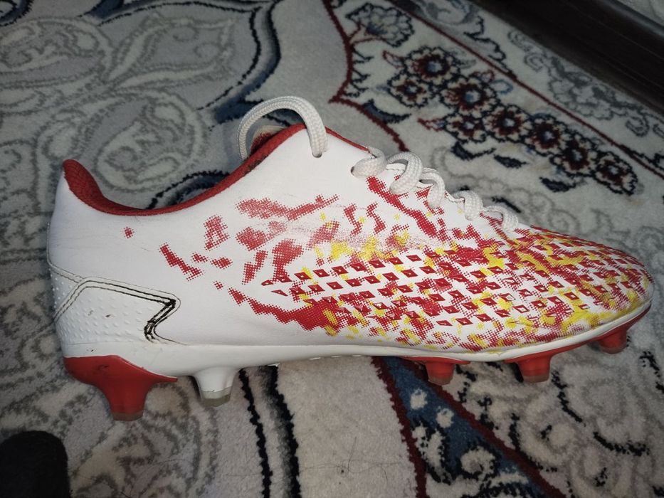 Бутсы сотилади " Adidas Predator XS "