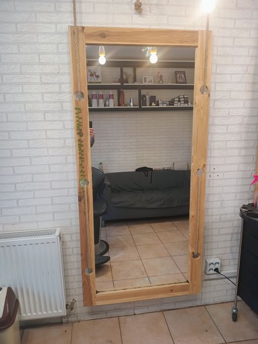 Vând oglinzi și scaune de salon.
