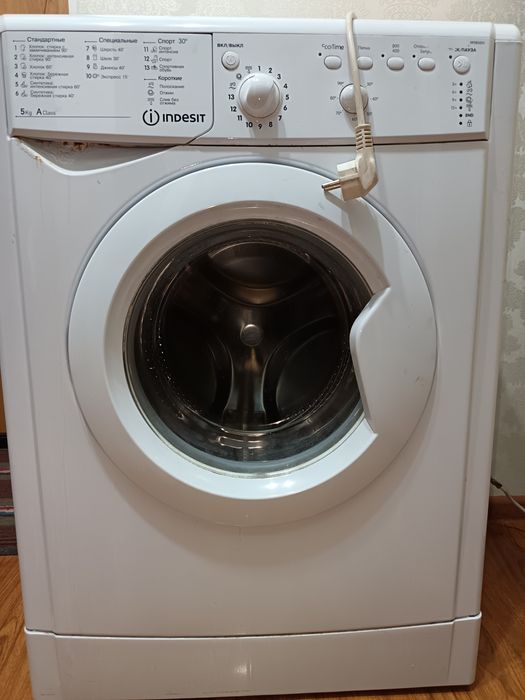 Стиральная машинка Indesit на запчасти.