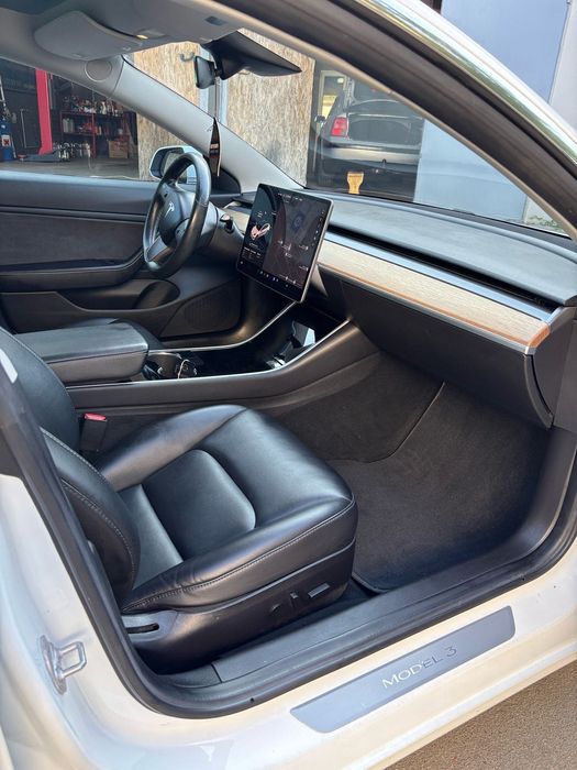 Наем на Tesla Model 3 2019