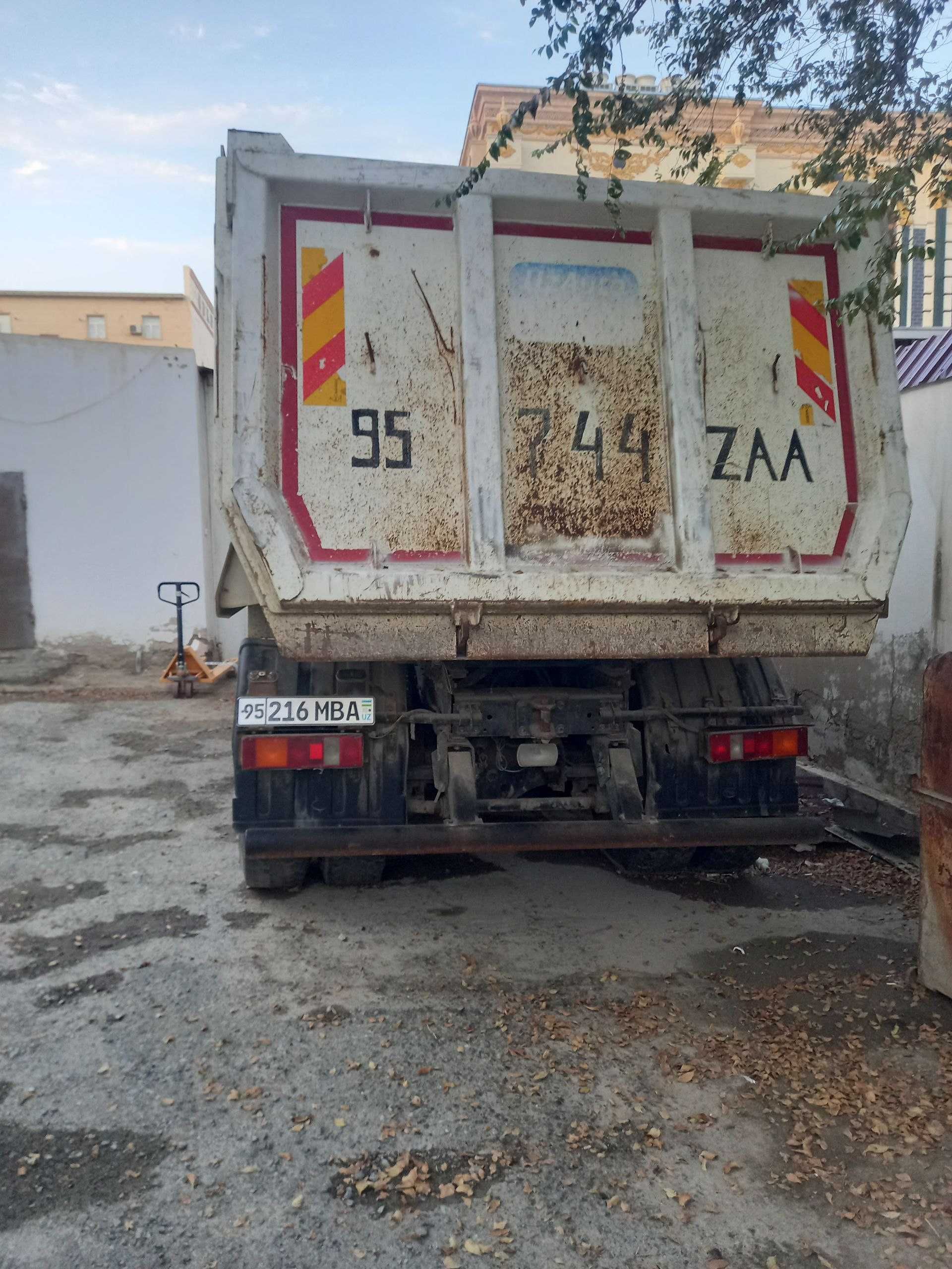 Nukus shahrida KAMAZ 6520 rusumli yuk avtomashinasi sotiladi