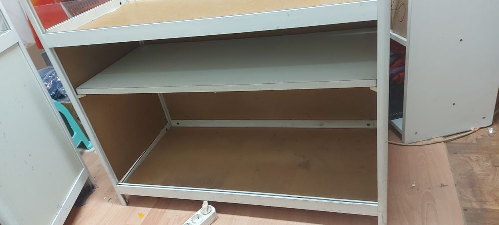 2 броя маси за магазин със стъкло отгоре.Използвани.по 50лв броя