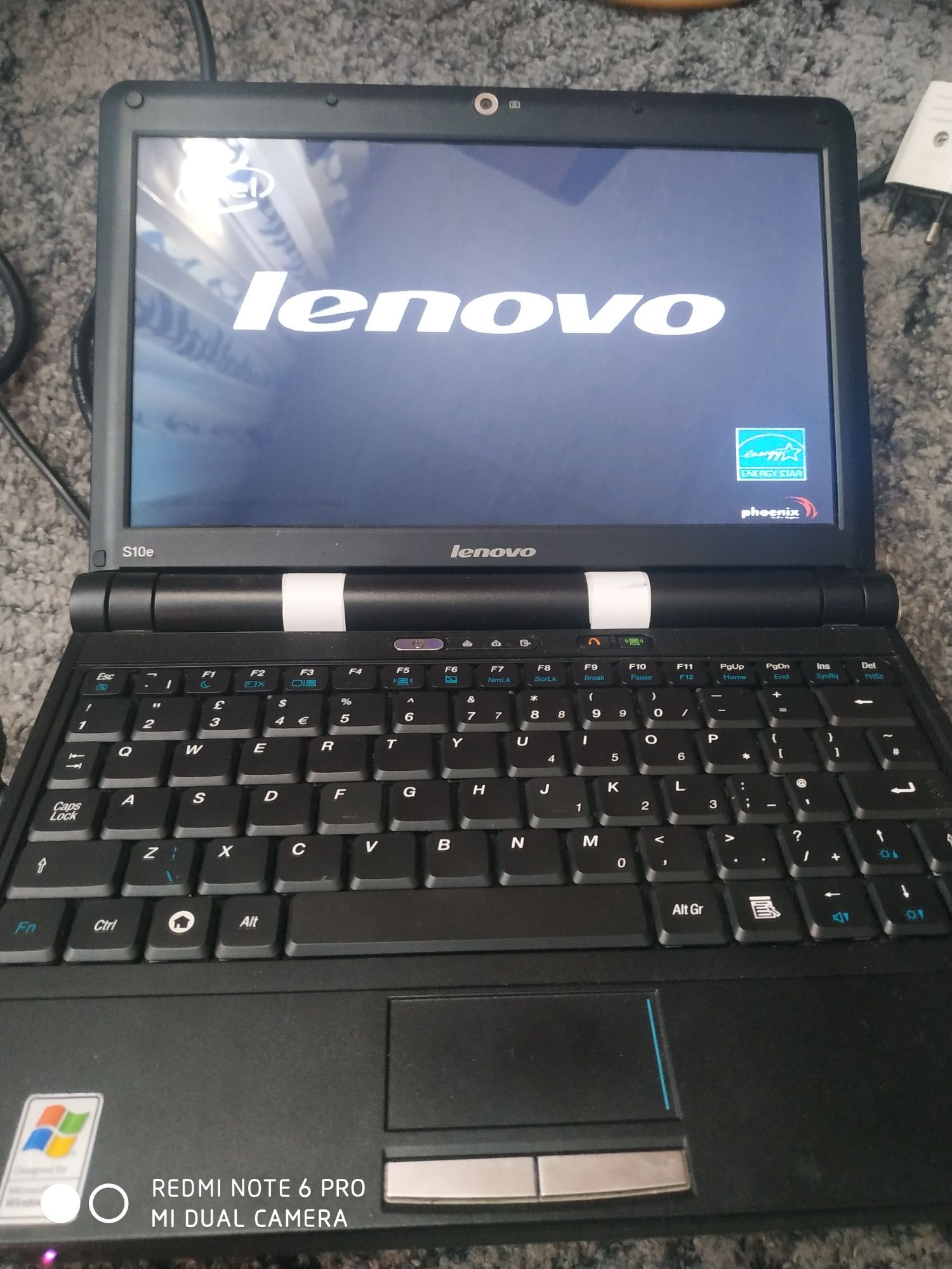 Două laptopuri Lenovo mici