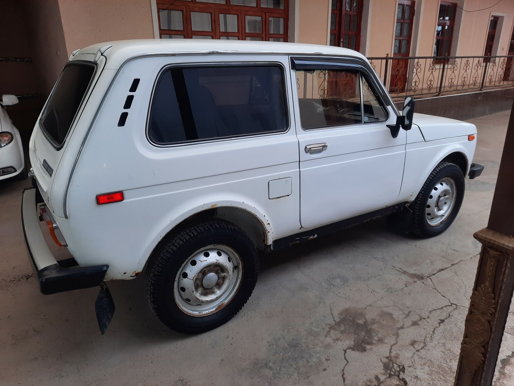 Niva.  2121 sotiladi,