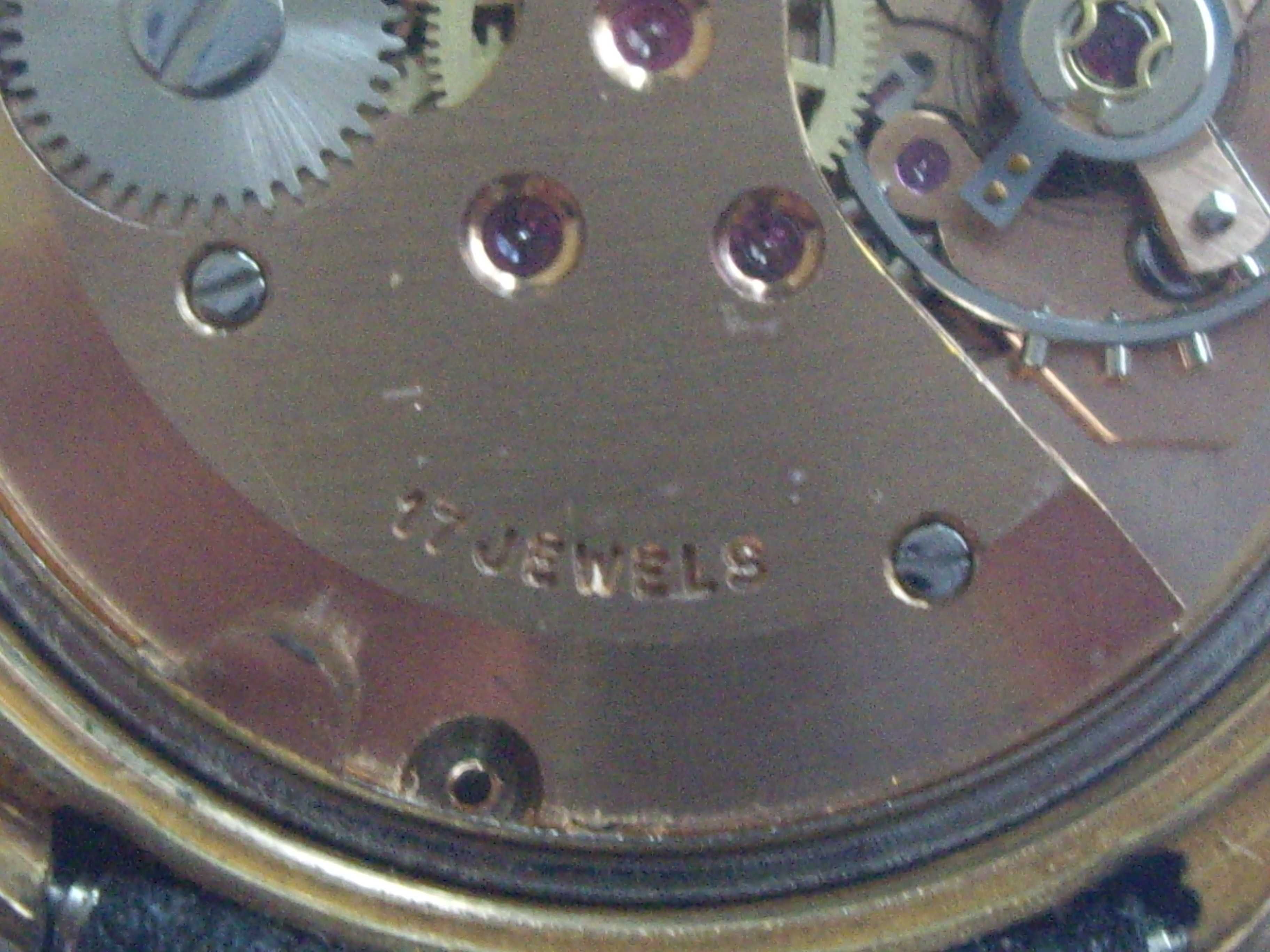 Стар швейцарски позлатен часовник.