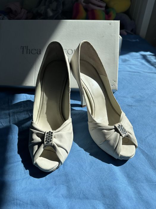 Pantofi albi decupati in fata, masura 36