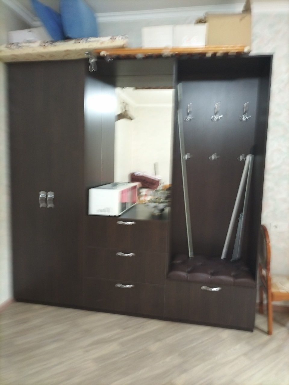 Огромный шкаф в хорошем состояние