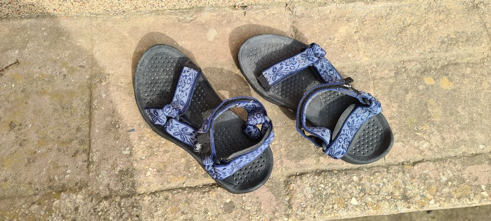 Vând sandale sport TEVA Hurricane, mărimea 36, aproape noi