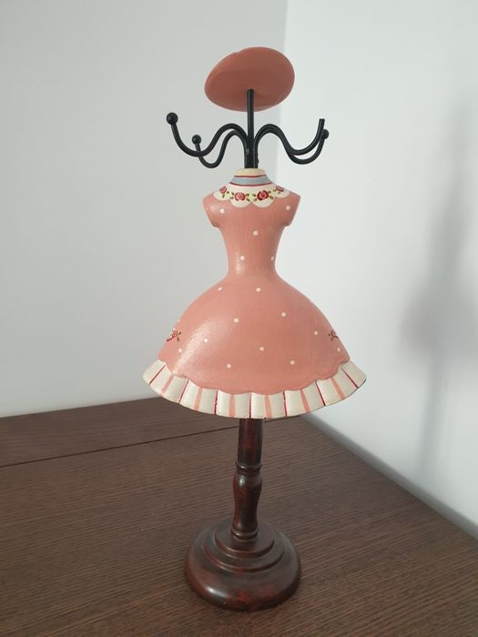 Suport din lemn pentru bijuterii