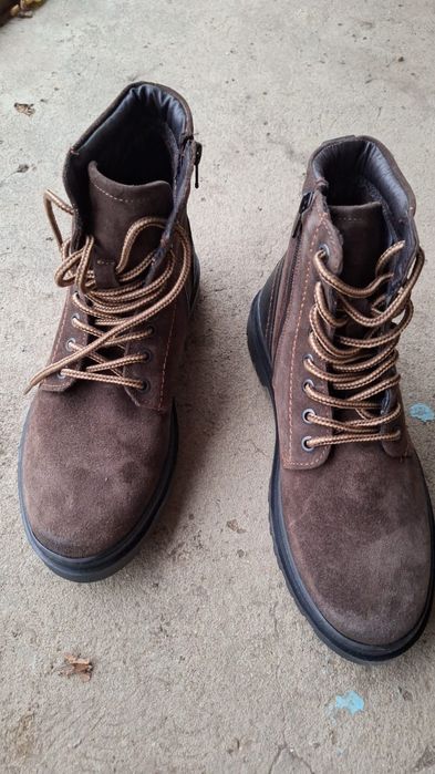 Vând ghete noi, The Zeus